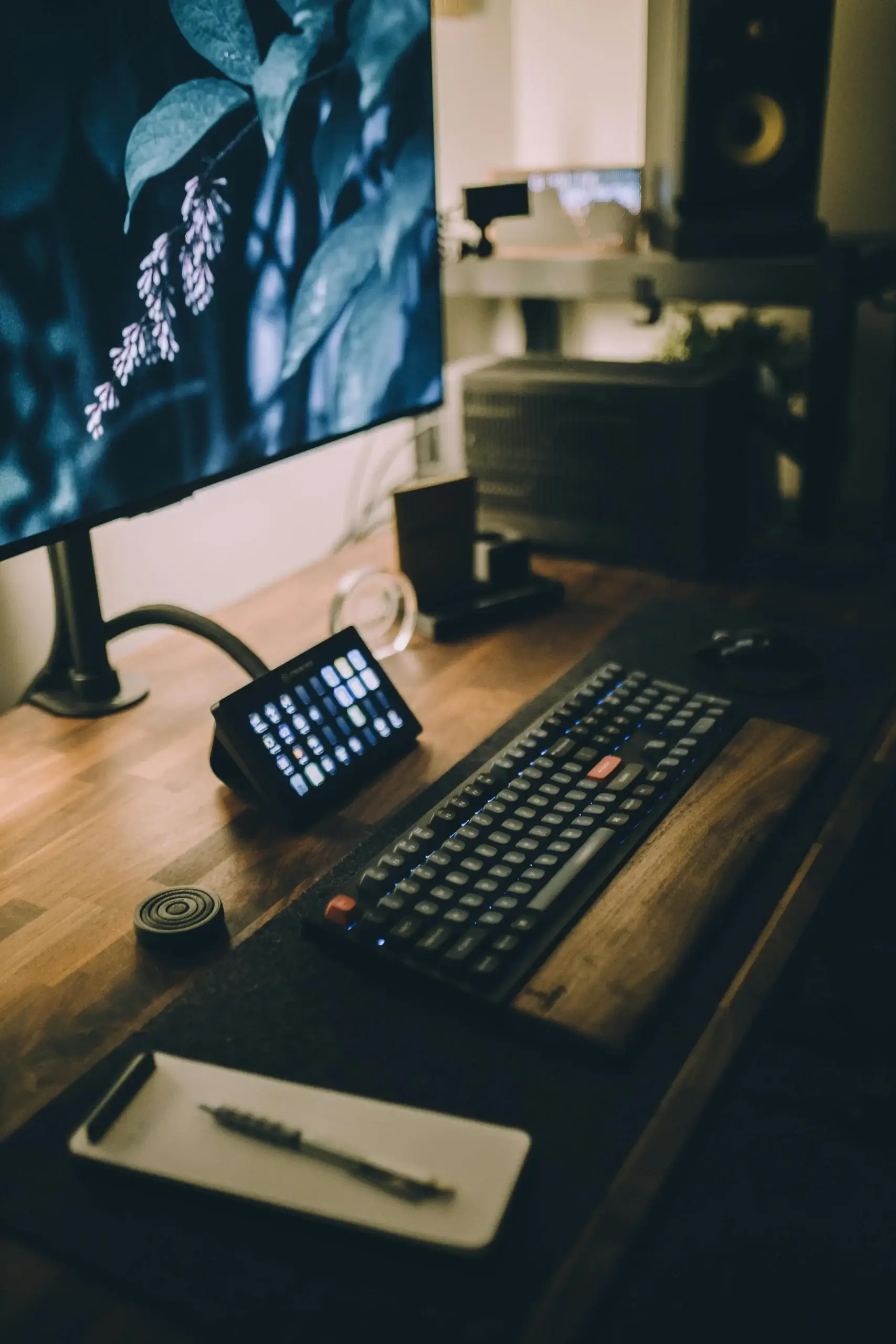 Monitor stojący na biurku wraz z klawiaturą